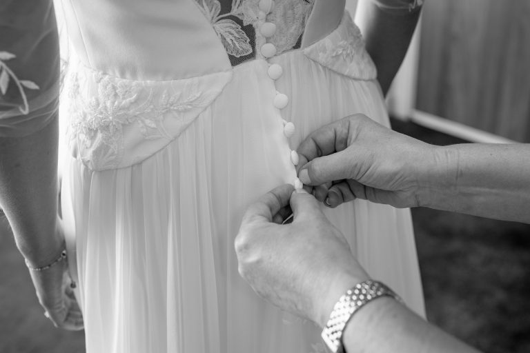 Détail de la robe de la mariée Maison Jasmée, Léa. Nous voyons de près les détails des boutons dans le dos.