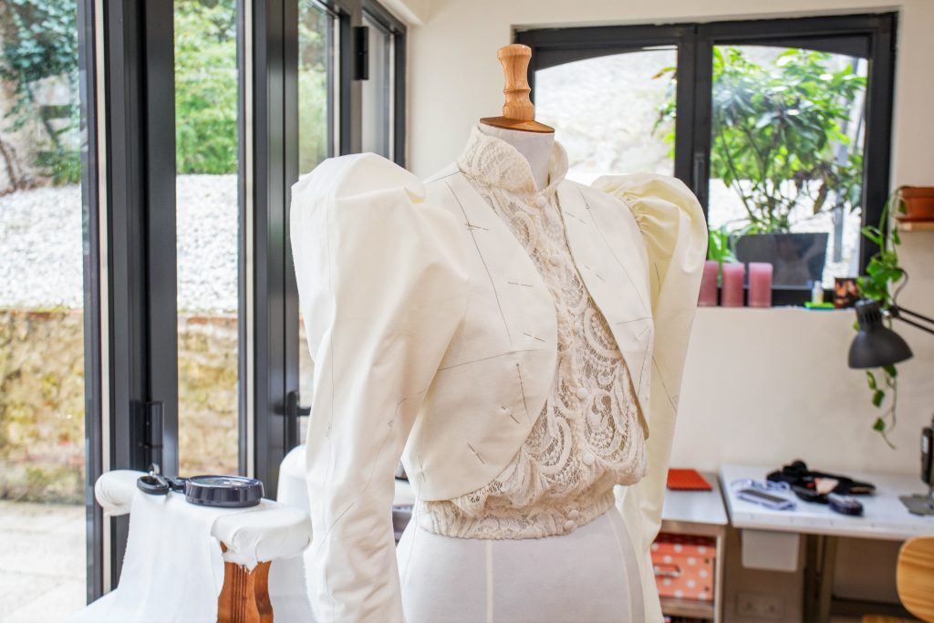 Modélisation en cours sur un mannequin d'une création de la maison de couture sûr-mesure de robes de mariée Maison Jasmée.