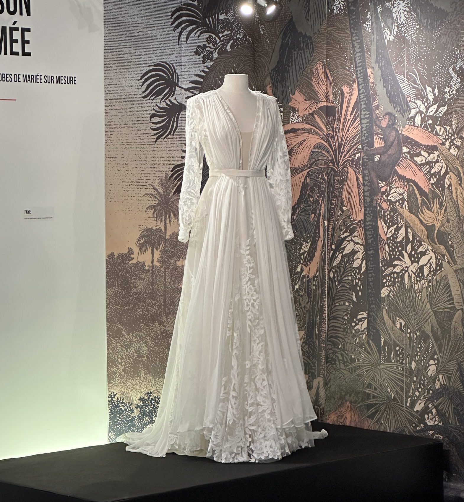 Photo d'une robe de la collection 2024 de la Maison Jasmée sur un mannequin lors du salon d'Art au quotidien.