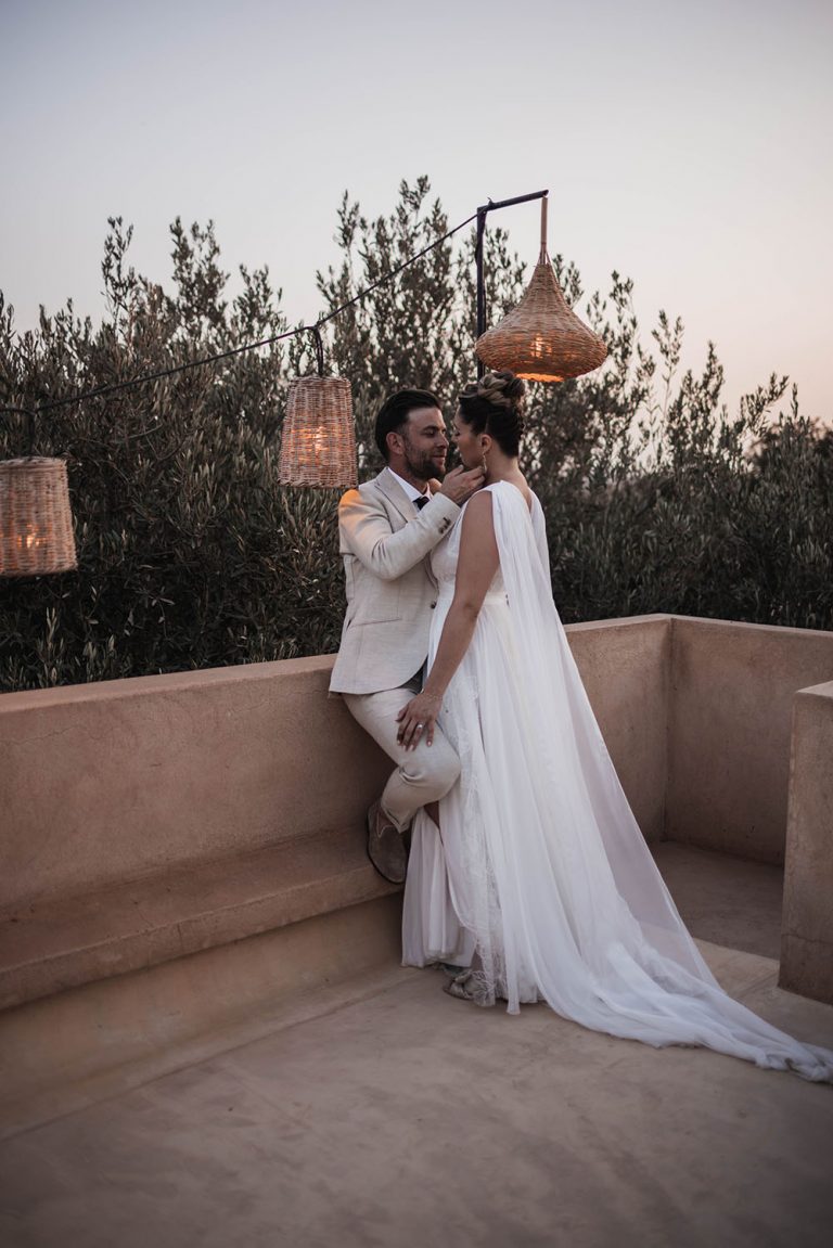 Couple sur le point de s'embrasser pour leur shooting de mariage