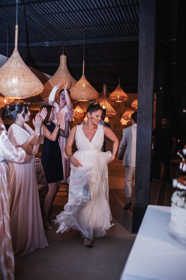 Mariée en robe Maison Jasmée elle danse au centre de ses invités en faisant virevolter sa robe.