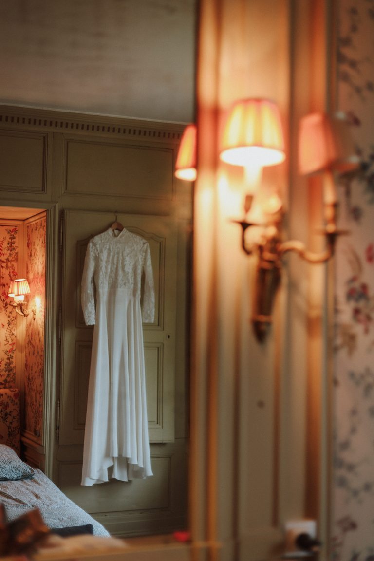 Robe de mariée Maison Jasmée accroché à une porte