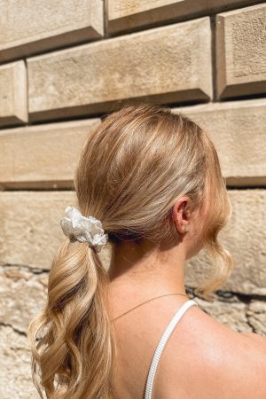 Chouchou petite taille en dentelle chantilly portée par une femme de profil