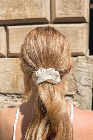 Chouchou petit modèle en satin porté par une femme de dos