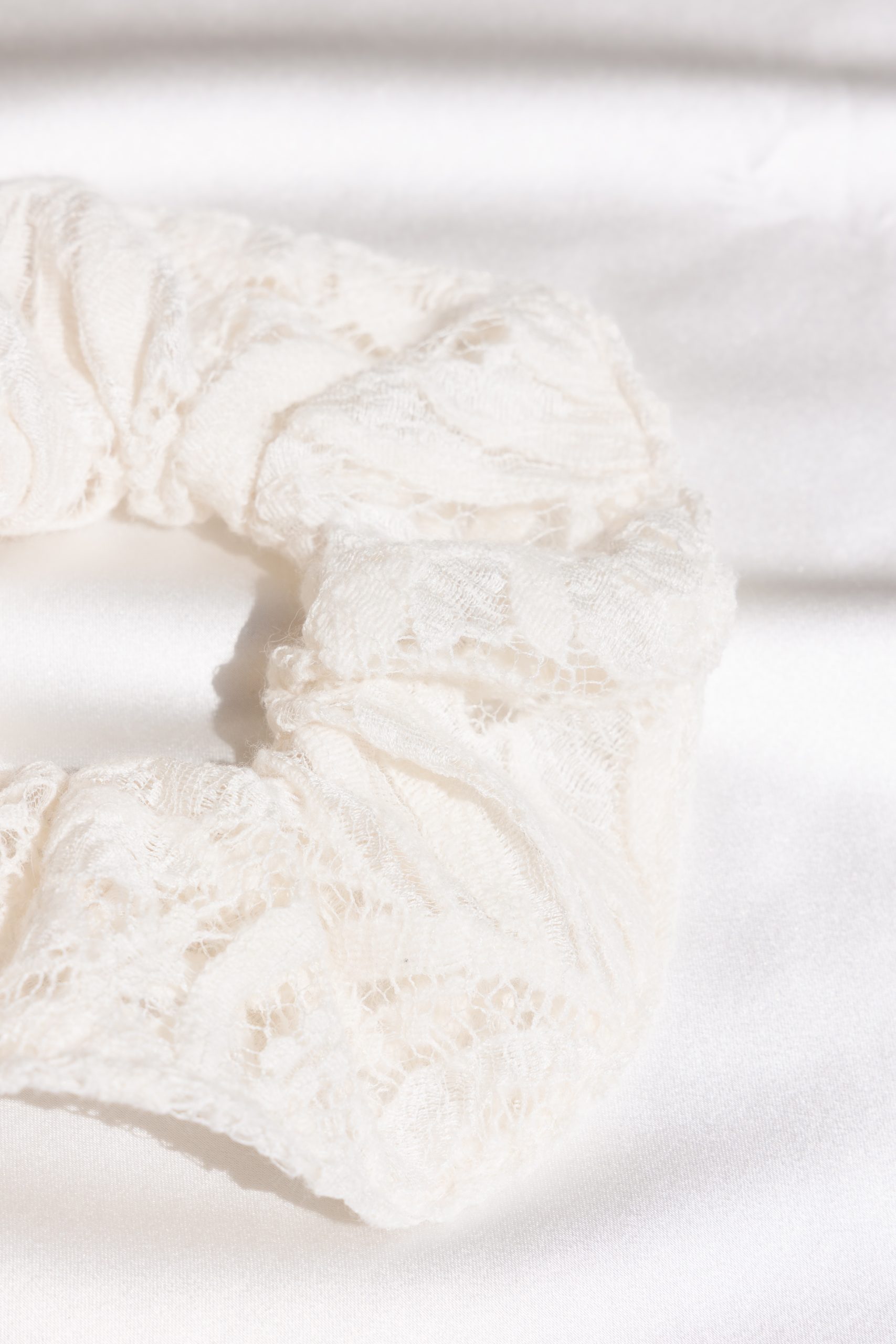 Détail d'un chouchou grand modèle en dentelle de laine