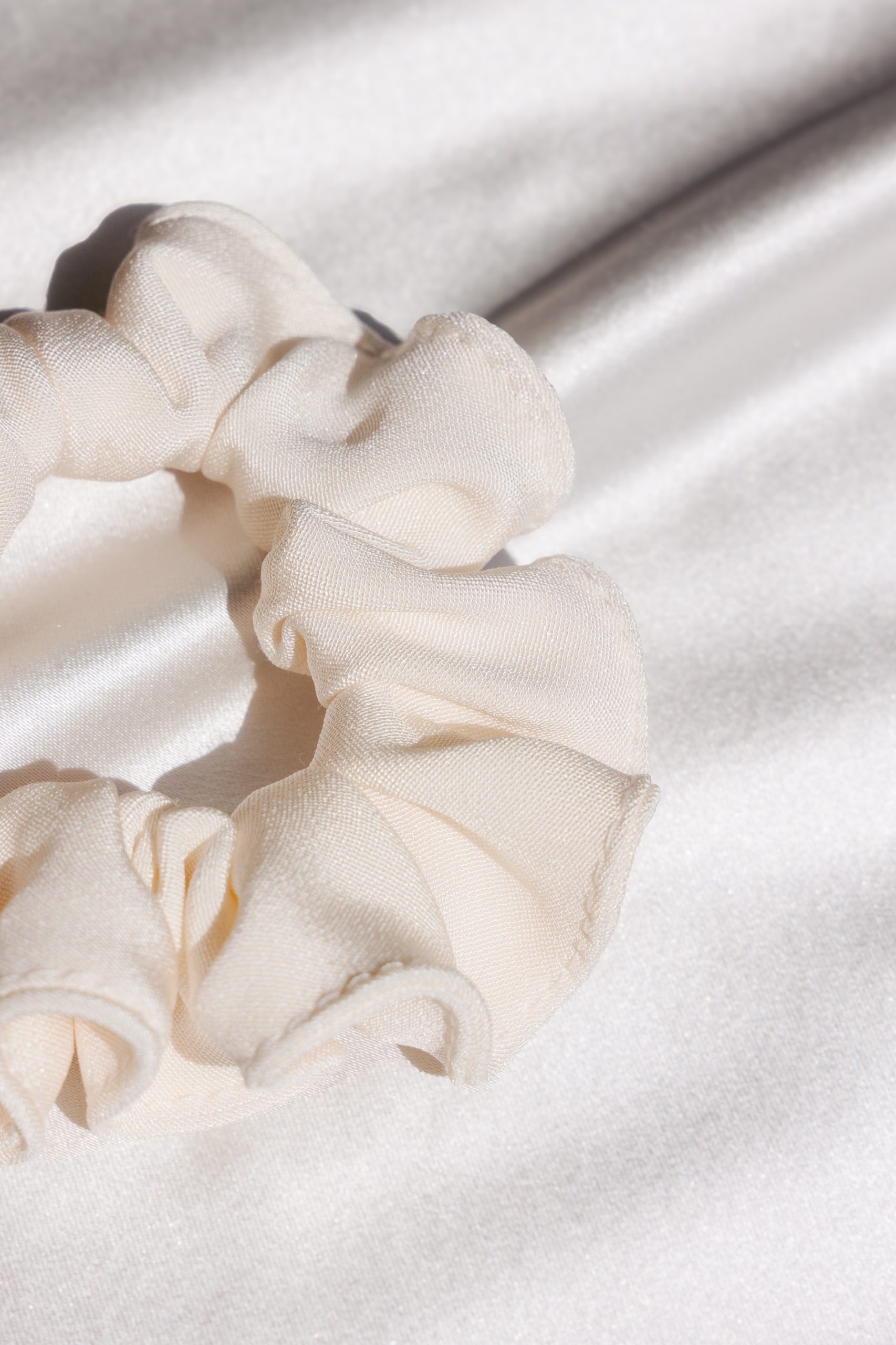 Détail d'un chouchou petit modèle en drap de soie