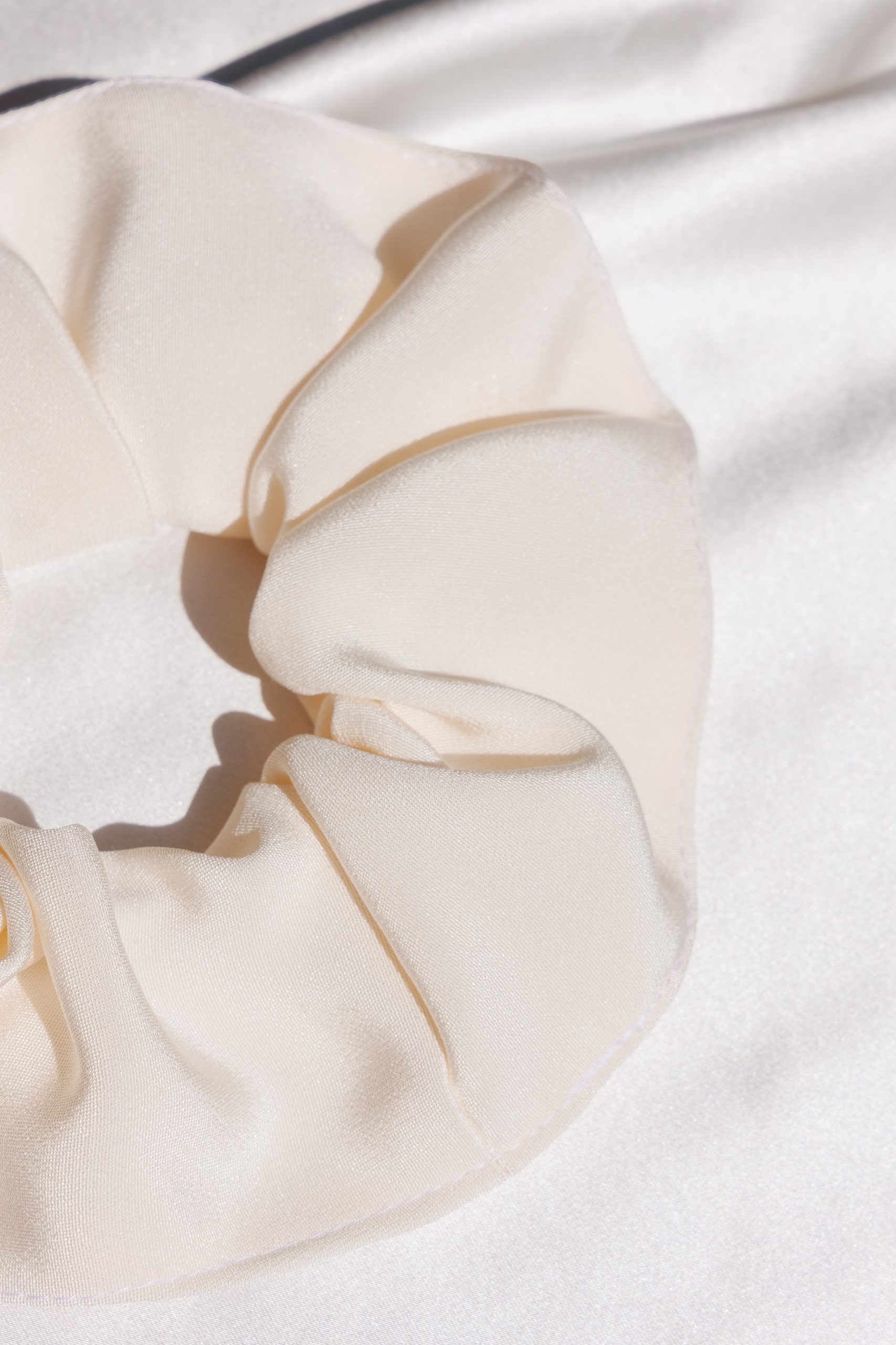 Détail d'un chouchou grand modèle en drap de soie