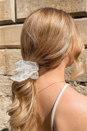 Chouchou grand format en dentelle chantilly portée par une femme de profil