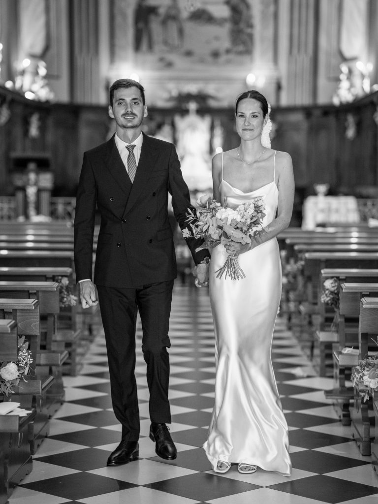 Couple de mariés à la sortie de l'église.