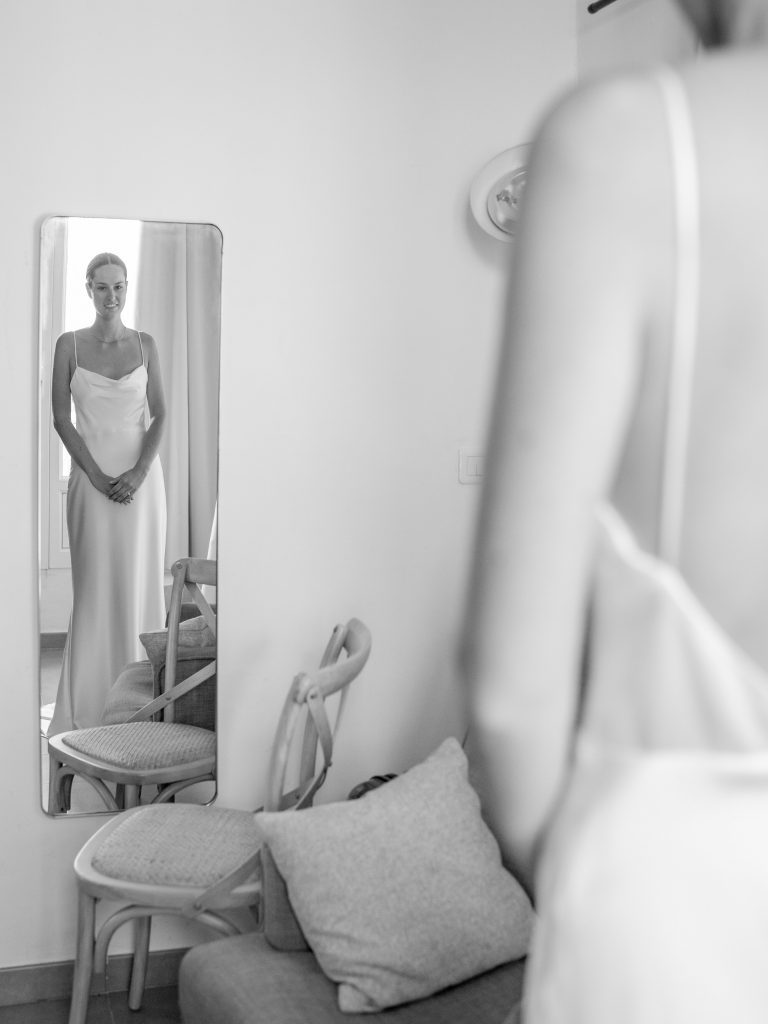 Mariée devant son miroir.