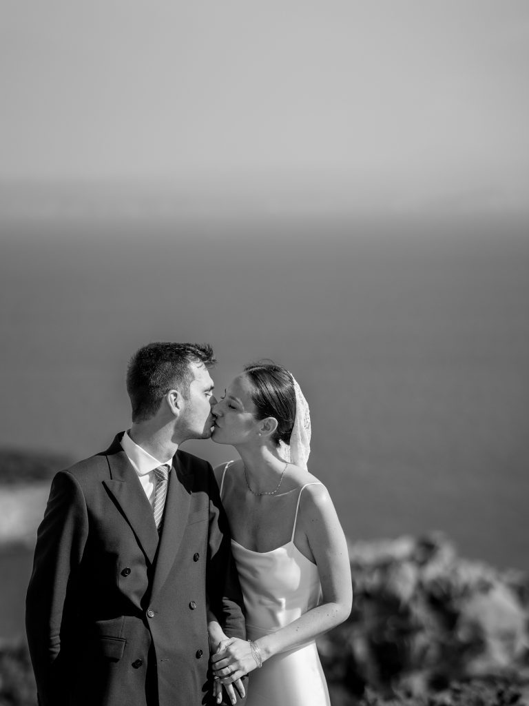Couple de mariés, au bord de mer.