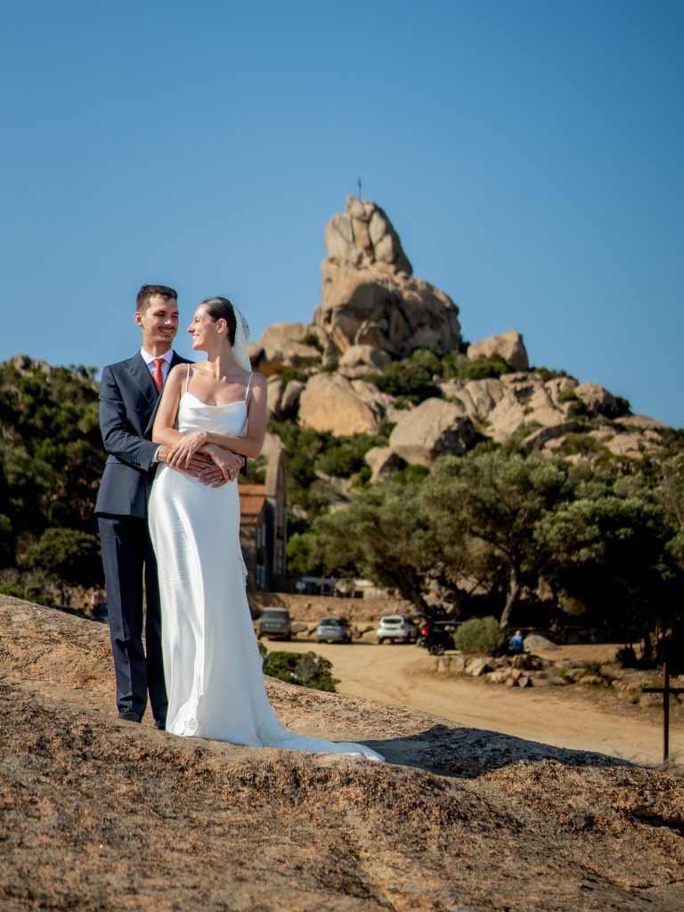Couple de mariés, au bord de mer.