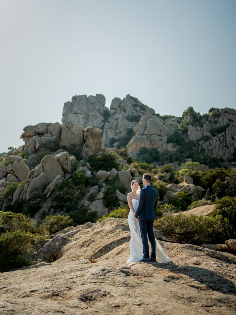 Couple de mariés, au bord de mer.