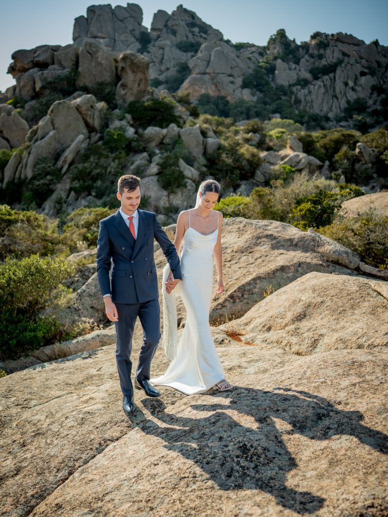 Couple de mariés, au bord de mer.