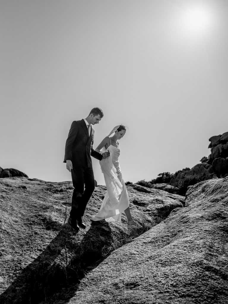 Couple de mariés, au bord de mer.