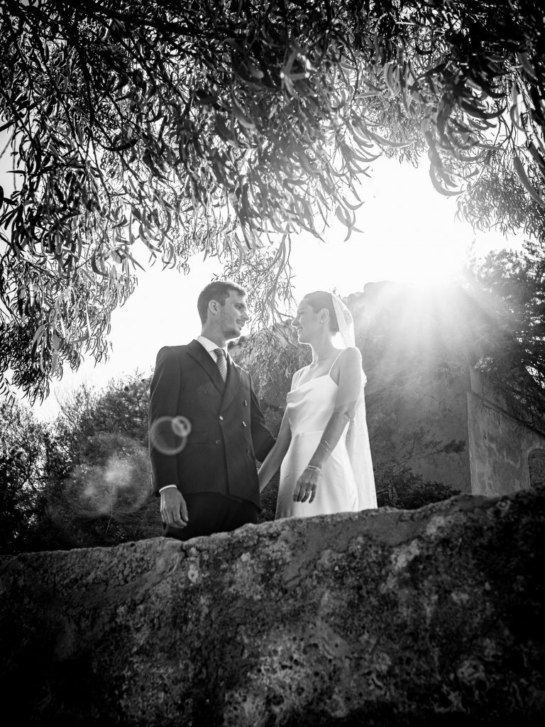 Couple de mariés se regardant.