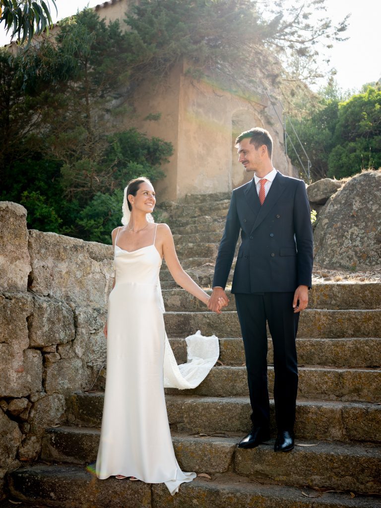 Couple de mariés se tenant la main.