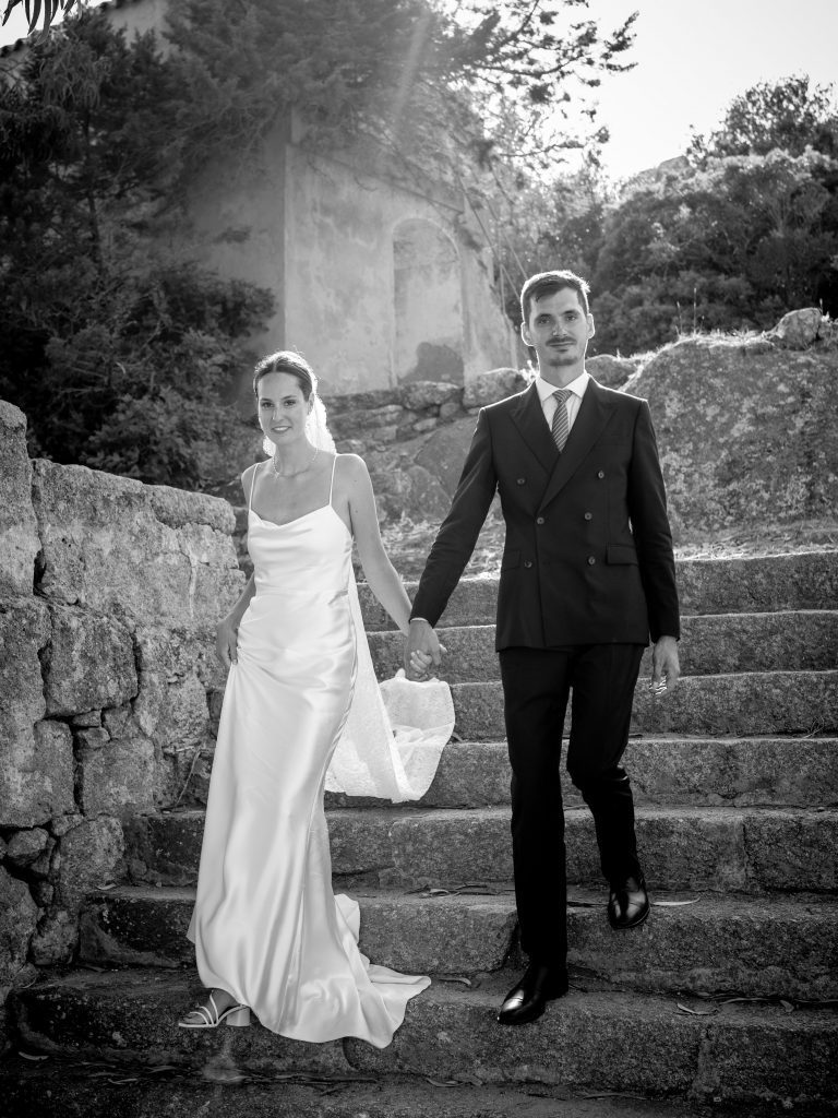 Couple de mariés se tenant la main.