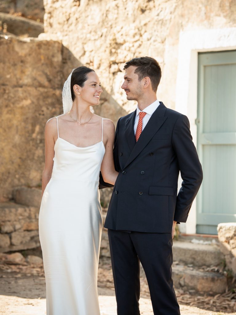 Couple de mariés se regardant.