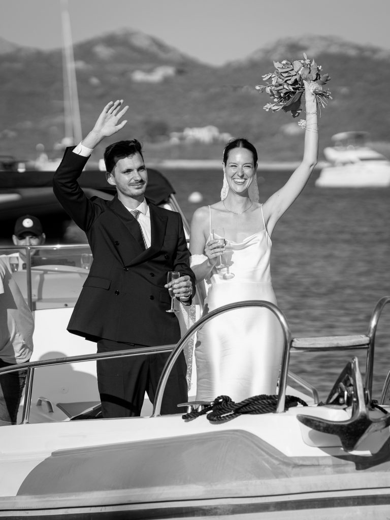 Mariés arrivant sur leur lieu de mariage en bateau.
