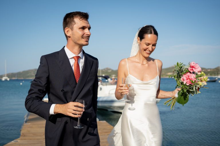 Mariés arrivant sur leur lieu de mariage.