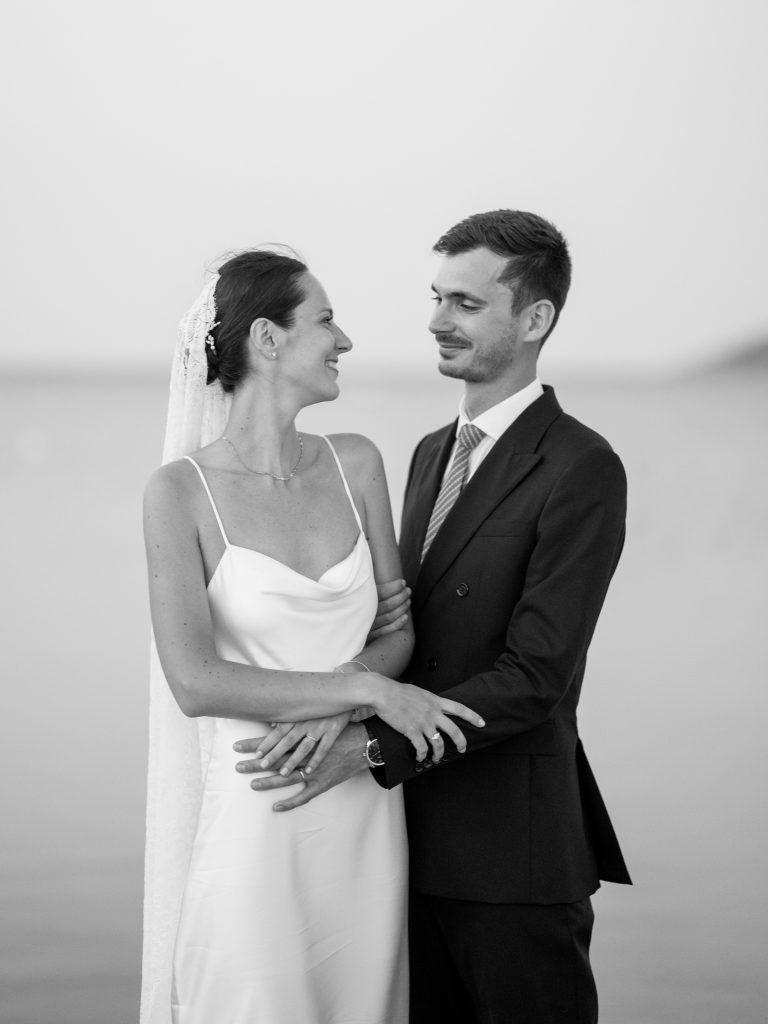 Couple de mariés, au bord de mer.
