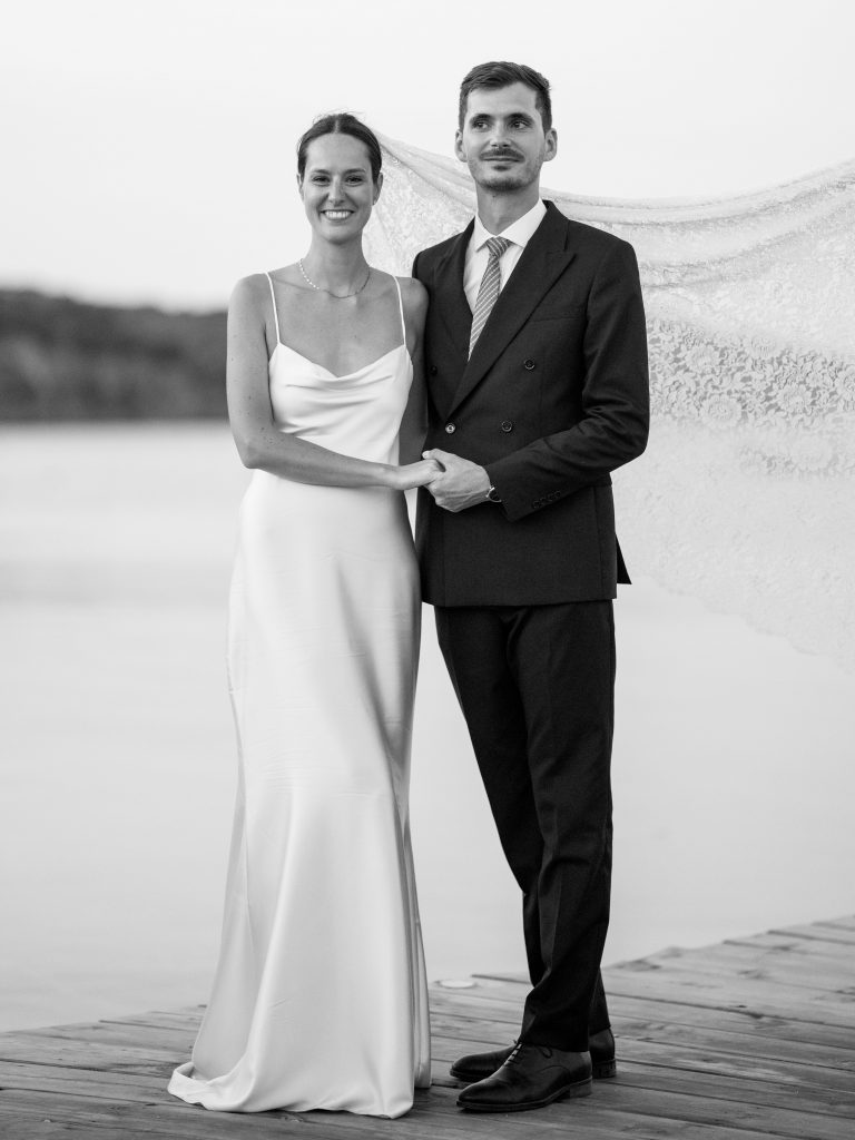 Couple de mariés, au bord de mer.