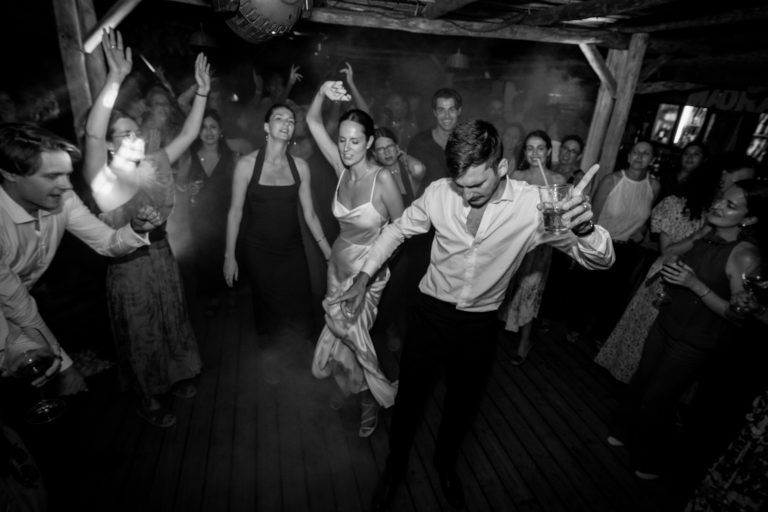 Couple de mariés en soirée.