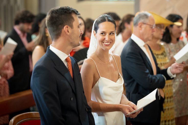 Couple de mariés se regardant à l'église.