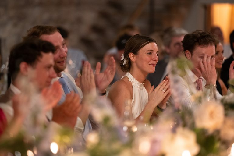 Couple de mariés à table.