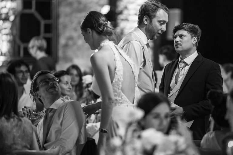 Femme de dos se levant de sa table de mariage.