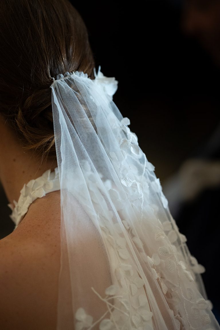 Mariée de dos dans l'église.