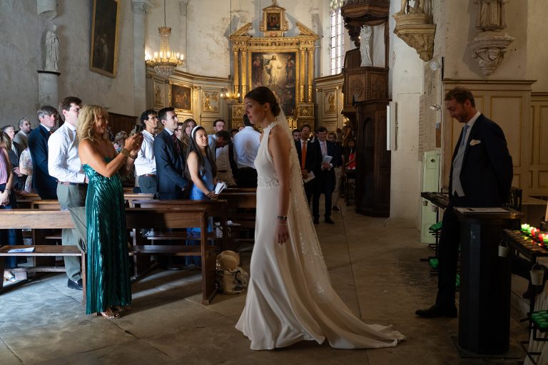 Mariée entrant dans l'église.