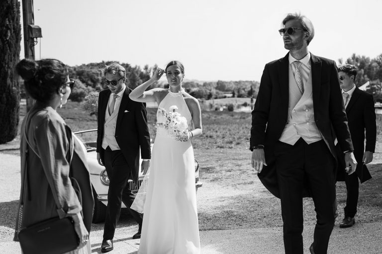 Mariée tenant son bouquet.