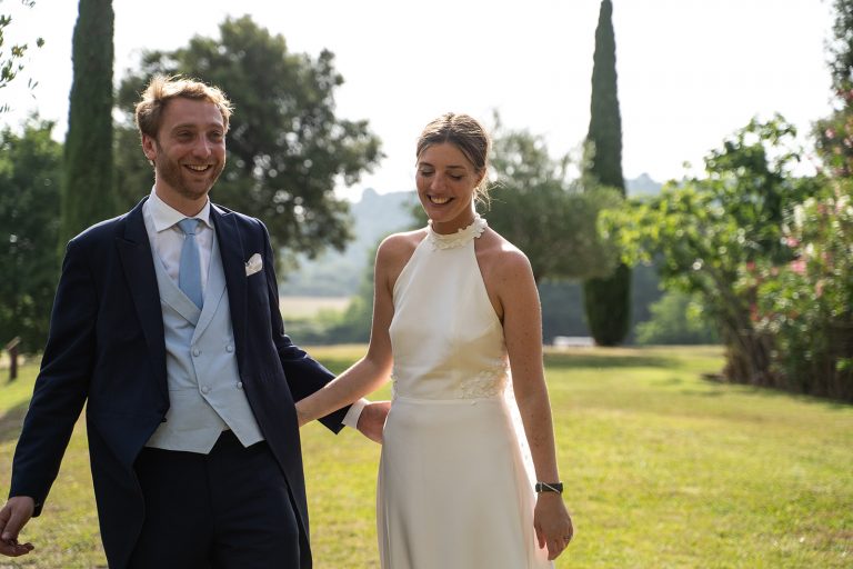 Deux mariés rigolant