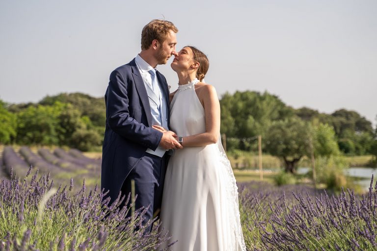 Couple de mariés sur le point de s'embrasser.