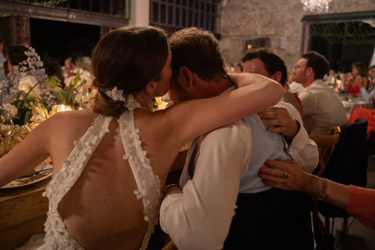 Deux mariés de dos assis à table