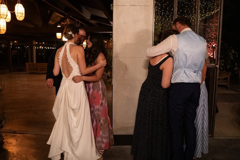 Deux mariés de dos assis à table