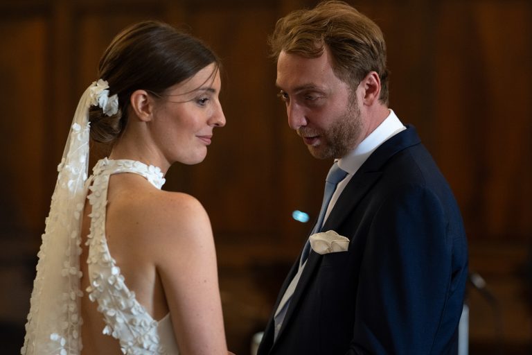 Couple de mariage dans l'église.