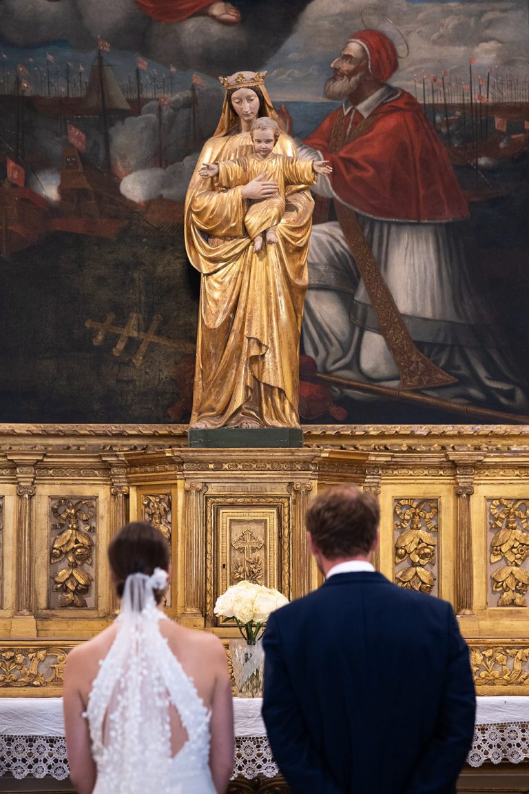 Couple de mariés dans une église.
