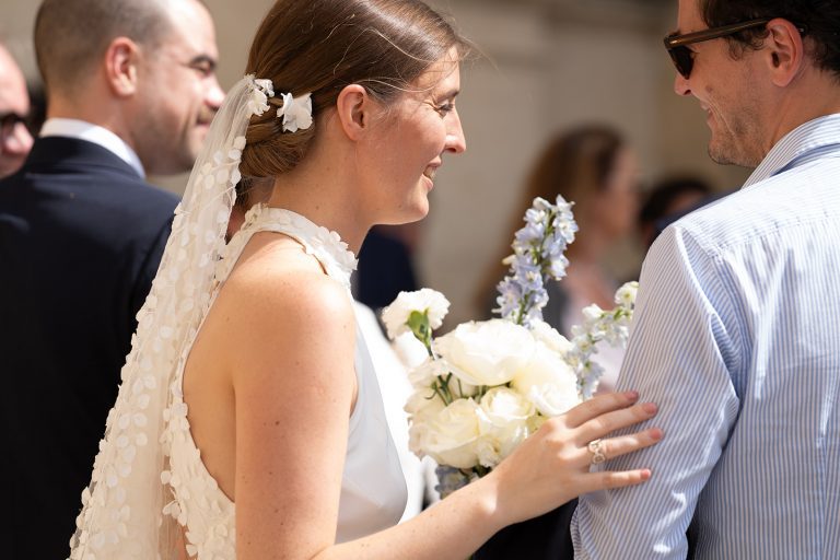 Mariée souriante à la sortie de l'église