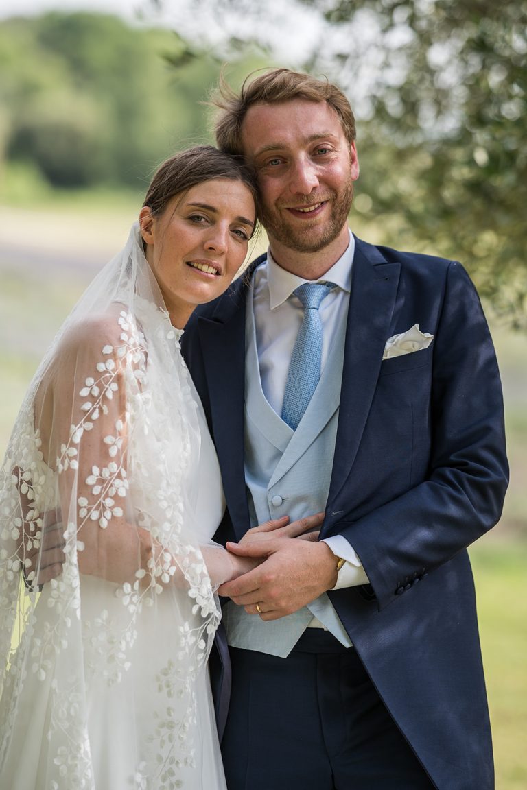 Couple de mariés souriant