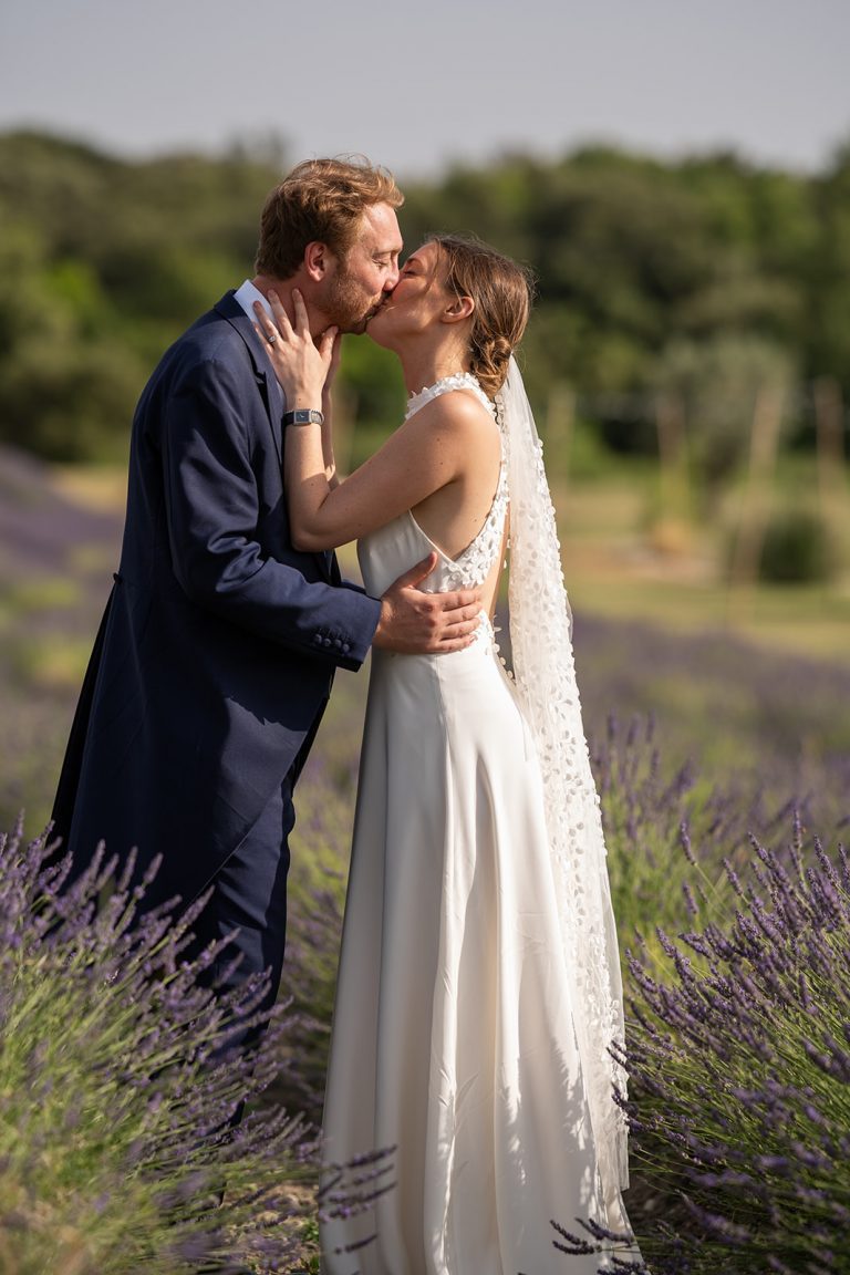 Couple de mariés s'embrassant