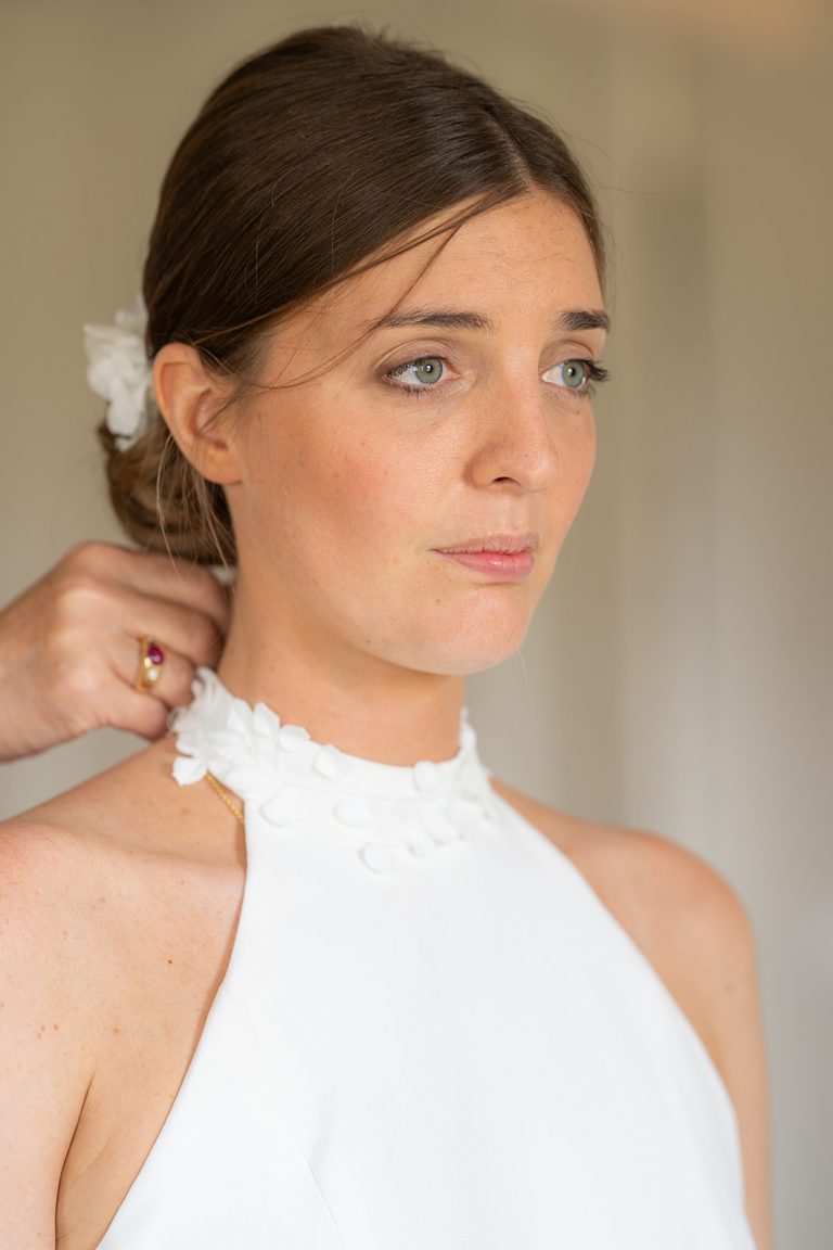 Femme se préparant pour son mariage.