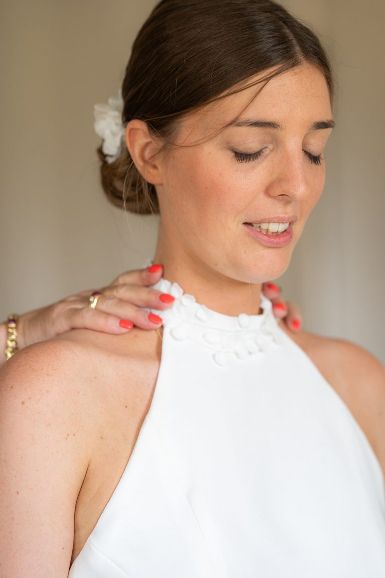 Femme se préparant pour son mariage.