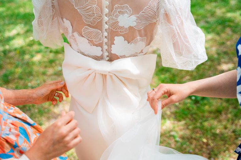 Détail sur le maxi noeud en soie au dos d'une robe Maison Jasmée.