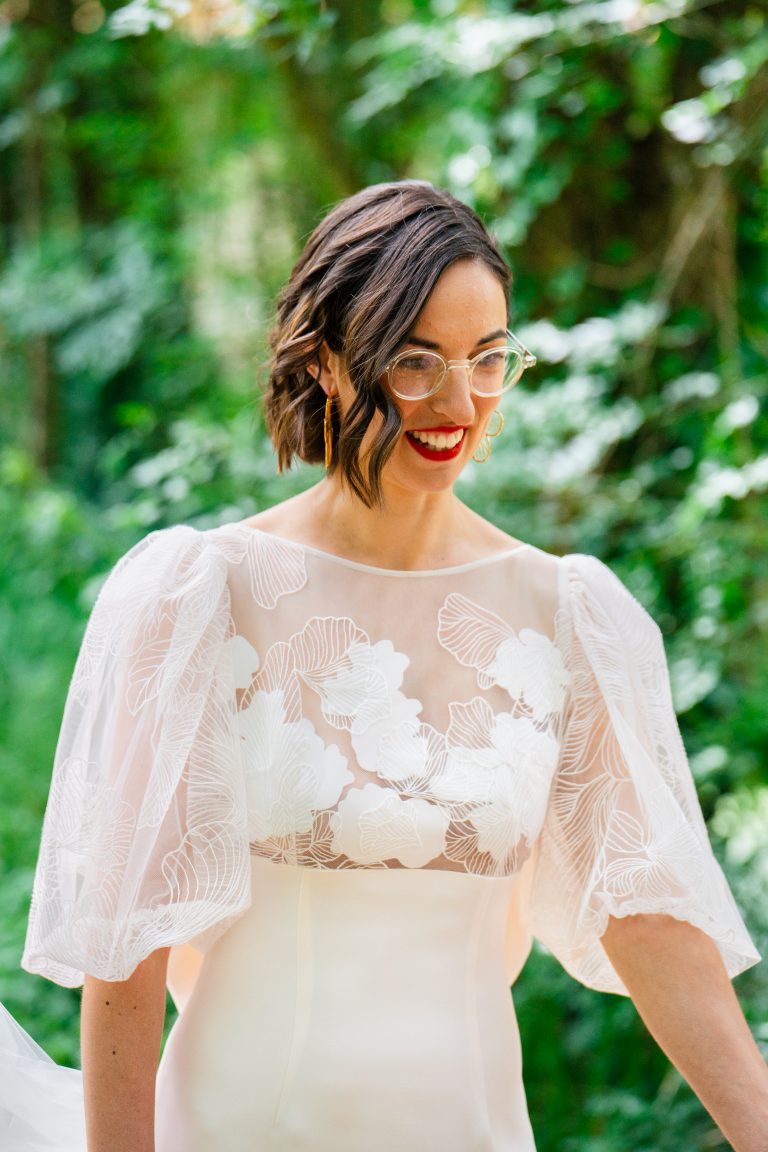 Mariée souriante à la fin de sa préparation.