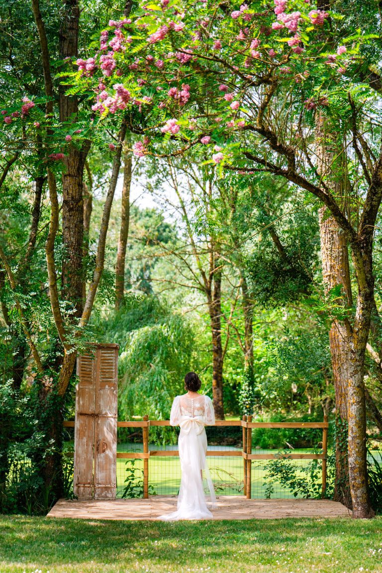 Mariée de dos en robe Maison Jasmée