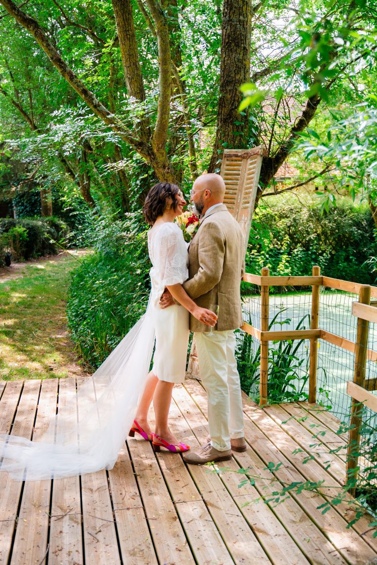 Couple de mariés enlacés.