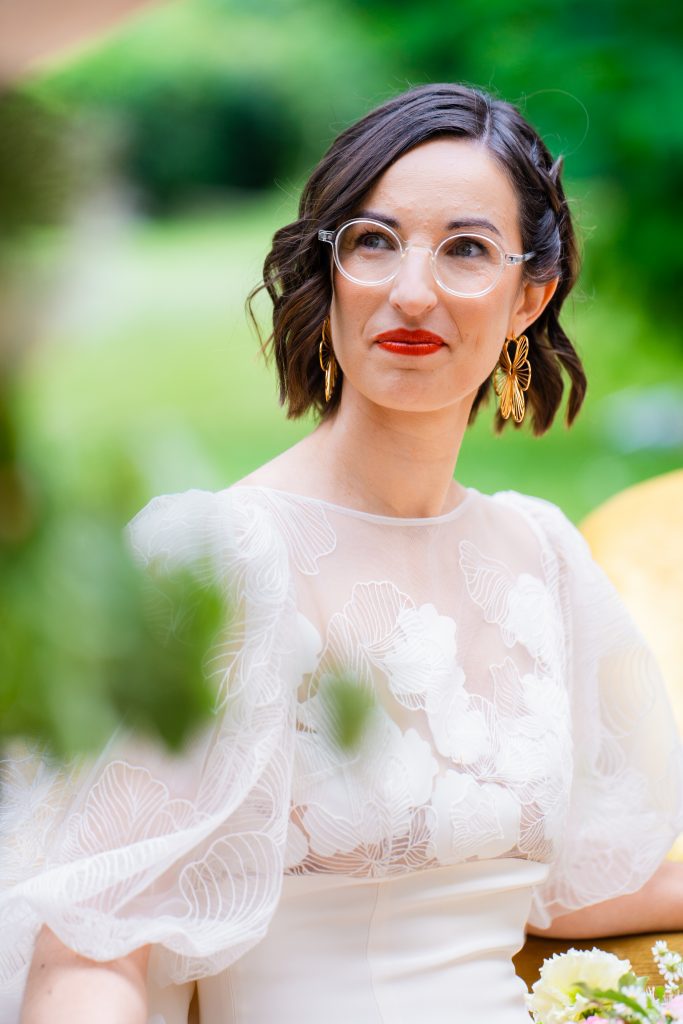 Portrait photo d'une mariée en robe Maison Jasmée attentive à la cérémonie.
